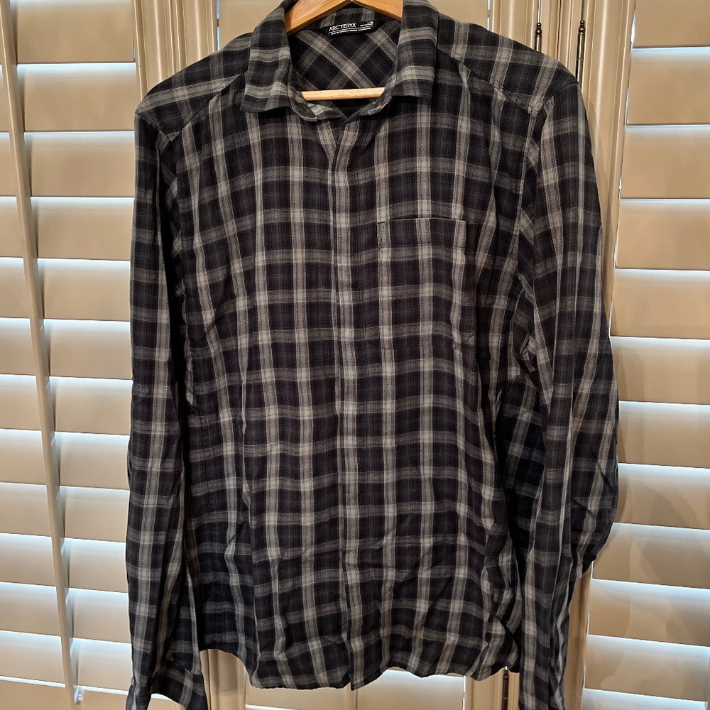 Men's Arc'teryx collared shirt with snaps as buttons. Size Large